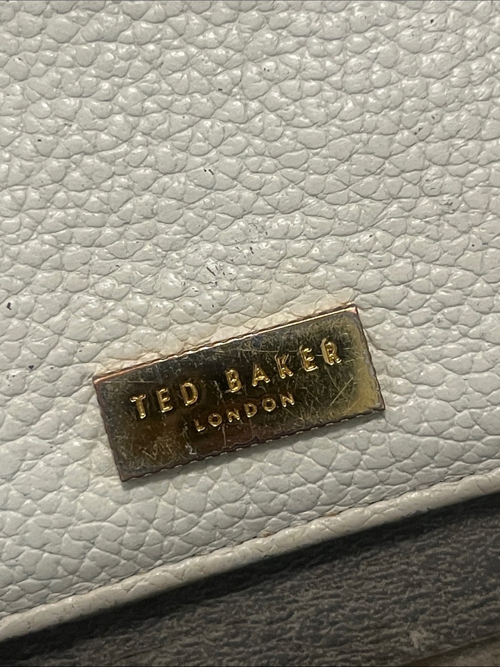 Ted Baker White Pebbled Leather Zip Card Case with Gold Plaque Accent - Picture 10 of 14